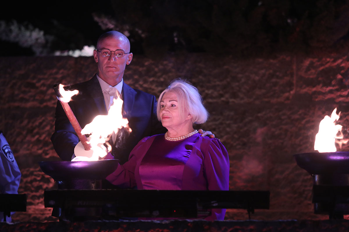 Halina Friedman, rescapée de la Shoah, allume l'un des six flambeaux lors de la cérémonie