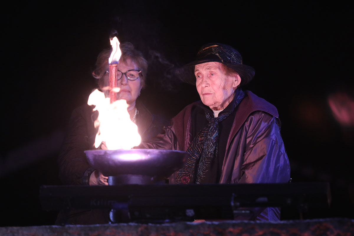 Manya Bigunov, rescapée de la Shoah, allume l'un des six flambeaux lors de la cérémonie