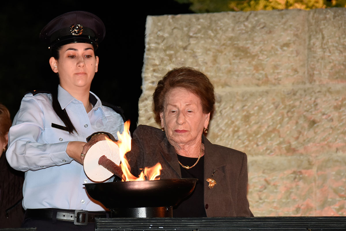 Sara Fishman, rescapée de la Shoah, allume l'un des six flambeaux lors de la cérémonie