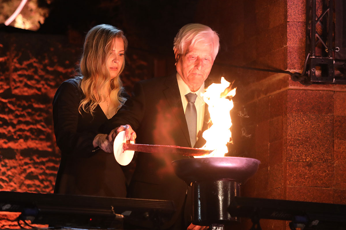 Shmuel Naar, rescapé de la Shoah, allume l'un des six flambeaux lors de la cérémonie