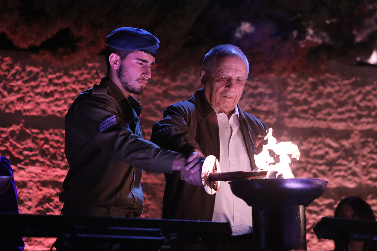 Yossi Chen, rescapé de la Shoah, allume l'un des six flambeaux lors de la cérémonie