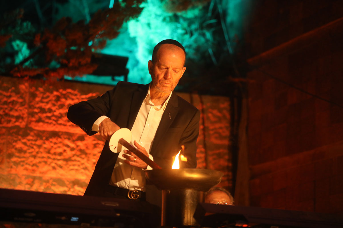 Aryeh Blumenfeld, son of Holocaust survivor Shmuel Blumenfeld, who passed away two weeks ago, lights the torch in his stead