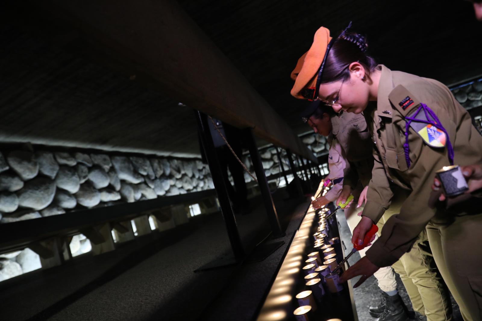 El estand para el encendido de velas conmemorativas en la Sala del Recuerdo fue posible con la colaboración de la Asociación Shem veNer