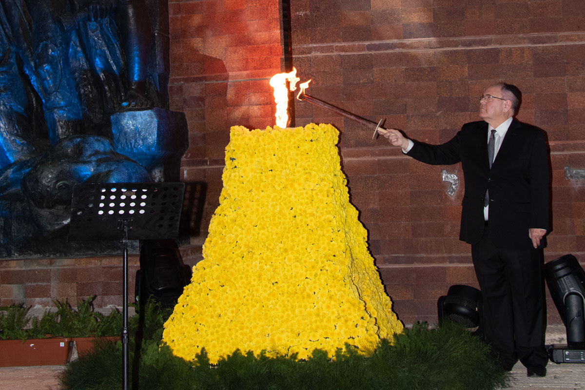 El presidente del Consejo de Administración de Yad Vashem, Dani Dayan encendiendo la antorcha de conmemoración durante la ceremonia