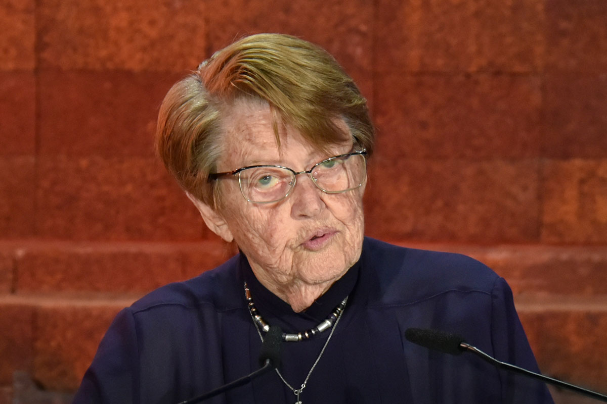 Shoshana Weis Schapira, representante de los sobrevivientes, haciendo uso de la palabra en la ceremonia de Estado de apertura del Día de Recuerdo del Holocausto y el Heroísmo