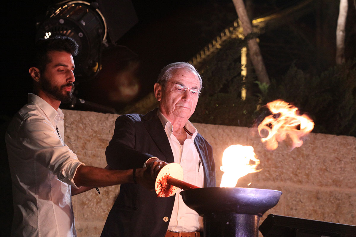 El sobreviviente del Holocausto Itzjak Biran encendiendo una de las seis antorchas durante la ceremonia