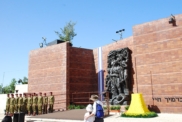 Galerie de photos - Conmemorando Yom Hashoá en Yad Vashem