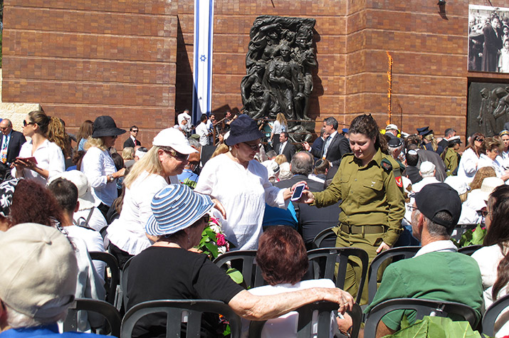 Galerie de photos - Conmemorando Yom Hashoá en Yad Vashem