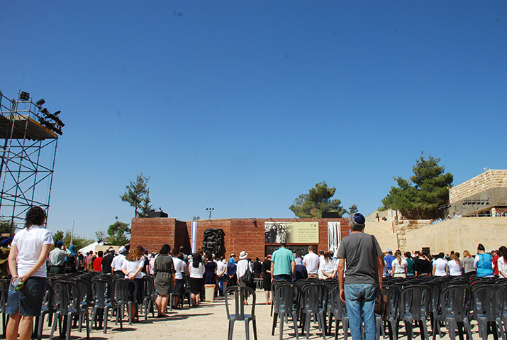 Galerie de photos - Conmemorando Yom Hashoá en Yad Vashem