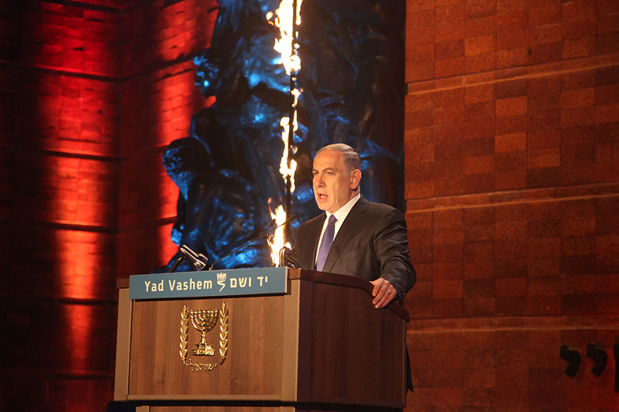 El primer ministro Binyamín Netanyahu haciendo uso de la palabra en la ceremonia oficial de apertura del Día del Recuerdo del Holocausto y el Heroísmo