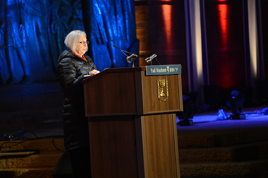 Hana Meiri, representante de los sobrevivientes, haciendo uso de la palabra en la ceremonia de apertura oficial del Día de Recuerdo del Holocausto y el Heroísmo