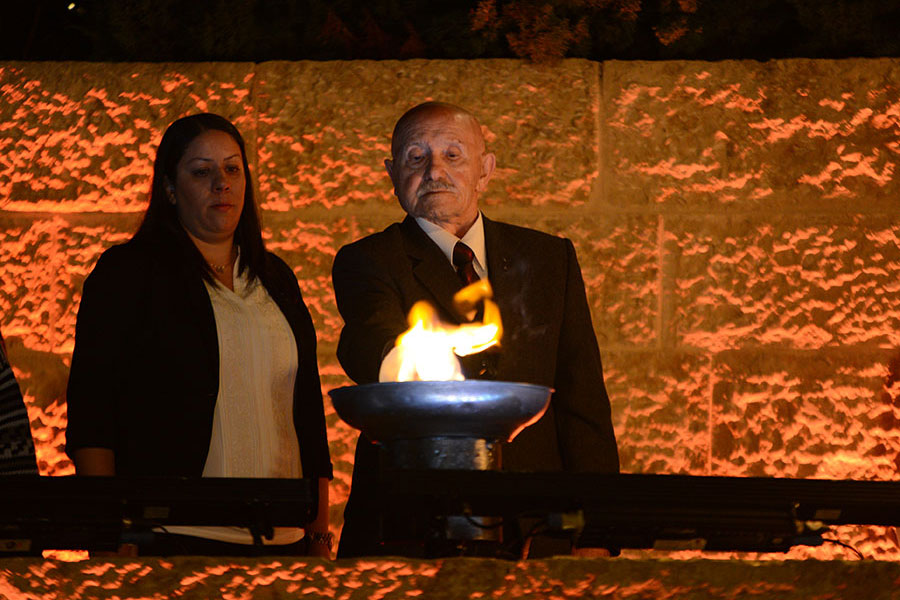 El sobreviviente del Holocausto Ephraim Reichenberg encendiendo una de las seis antorchas durante la ceremonia