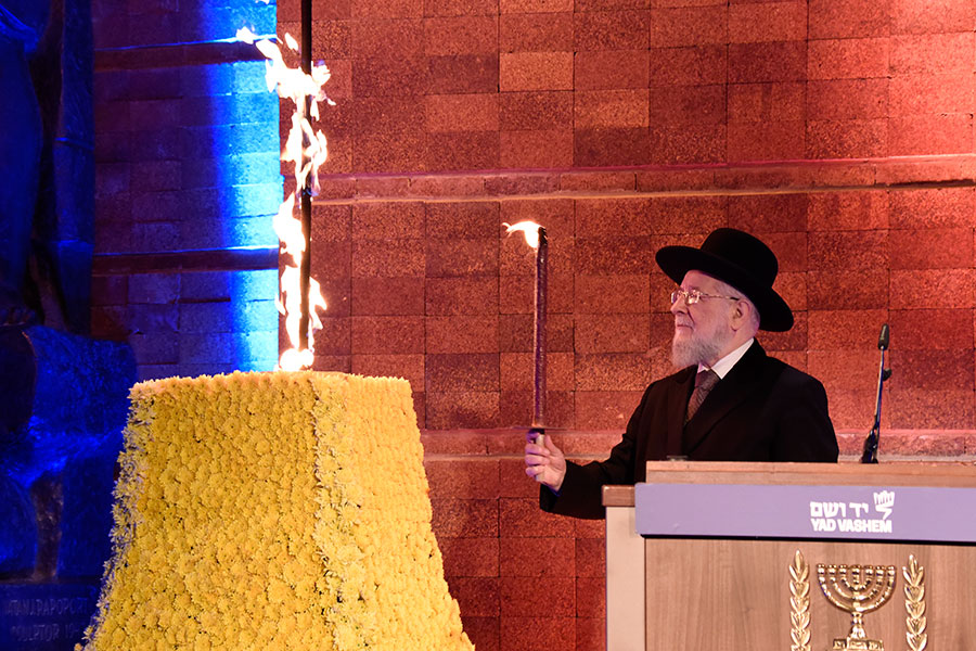 El presidente del Consejo Directivo de Yad Vashem, rabino Israel Meir Lau encendiendo la antorcha de recordación durante la ceremonia