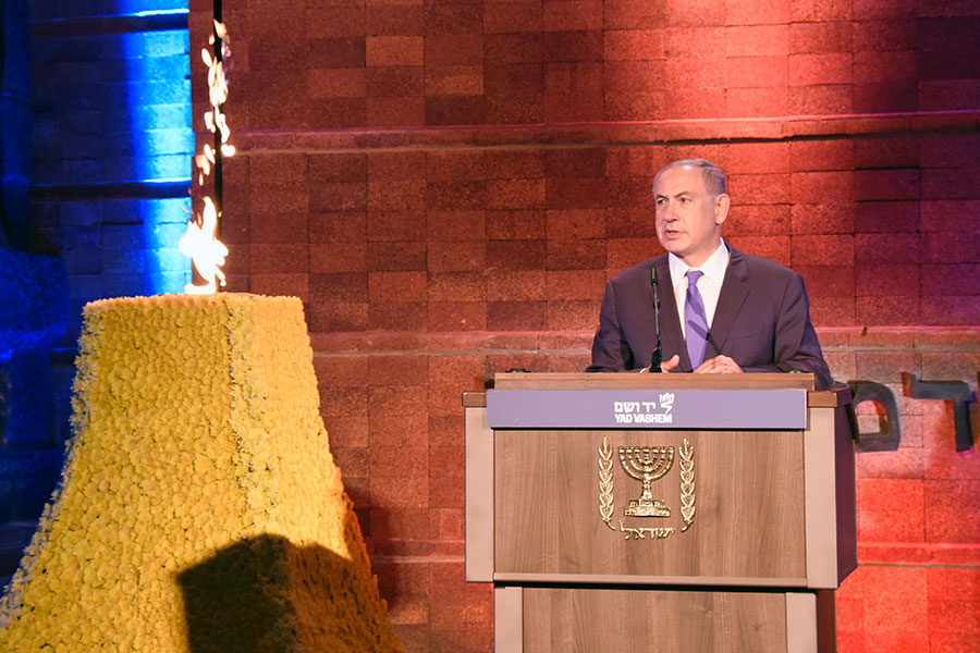 El primer ministro Binyamín Netanyahu haciendo uso de la palabra en la ceremonia oficial de apertura del Día del Recuerdo del Holocausto y el Heroísmo