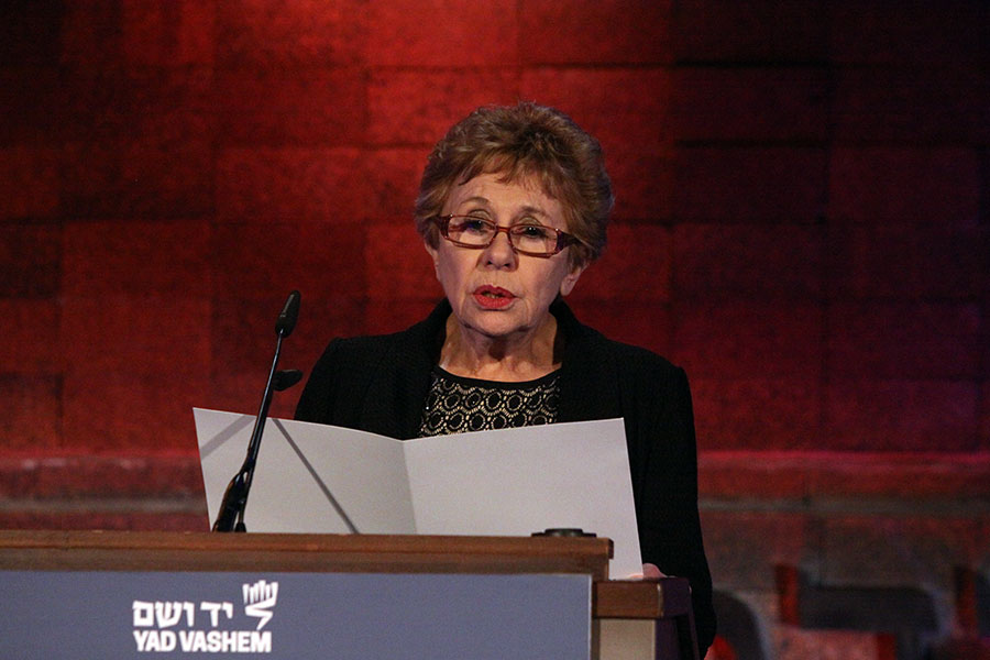 Zehava Roth, representante de los sobrevivientes, haciendo uso de la palabra en la ceremonia de apertura oficial del Día de Recuerdo del Holocausto y el Heroísmo