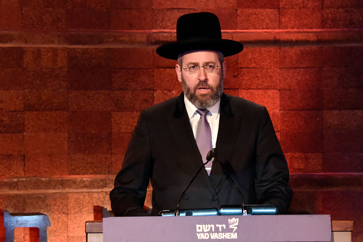 Der Oberrabbiner von Israel, Rabbi David Lau, trägt einen Psalm vor