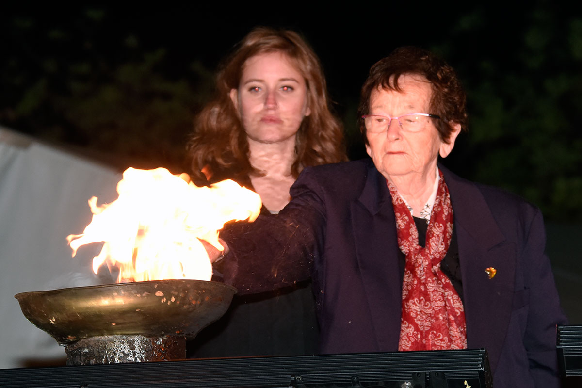Die Holocaustüberlebende Elka Abramovitz entzündet eine der sechs Flamme bei der Zeremonie