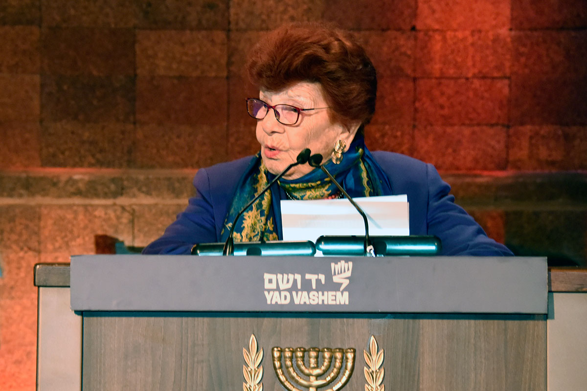 Esther Miron spricht im Namen der Überlebenden