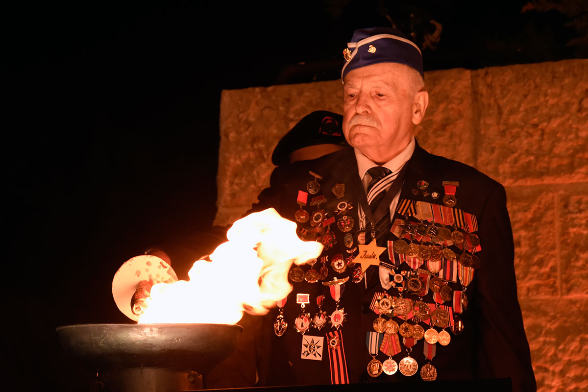 Der Holocaustüberlebende Max Privler entzündet eine der sechs Flamme bei der Zeremonie