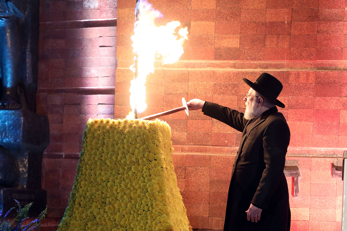 El presidente del Consejo Directivo de Yad Vashem, rabino Israel Meir Lau encendiendo la antorcha de recordación durante la ceremonia