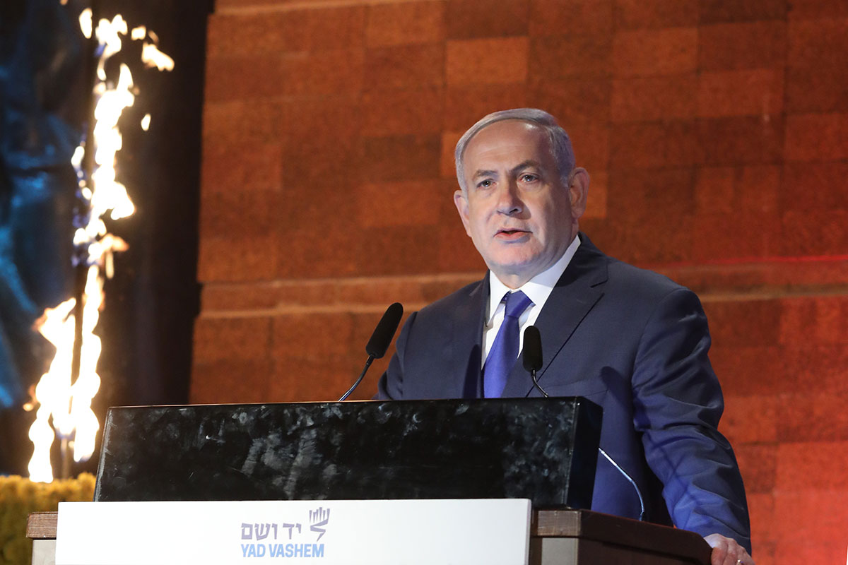 El primer ministro Binyamín Netanyahu haciendo uso de la palabra en la ceremonia oficial de apertura del Día del Recuerdo del Holocausto y el Heroísmo