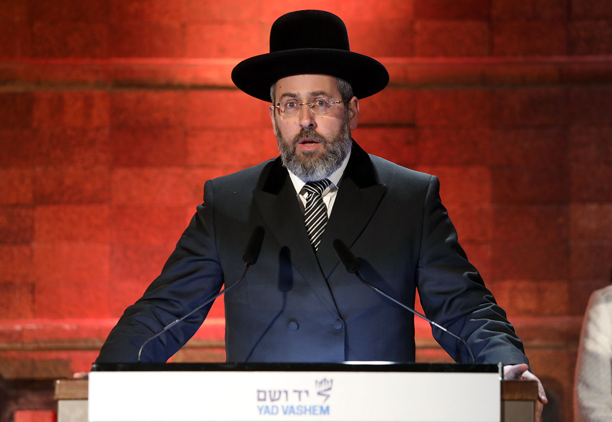 El Gran Rabino de Israel, rabí David Lau, recitando salmos