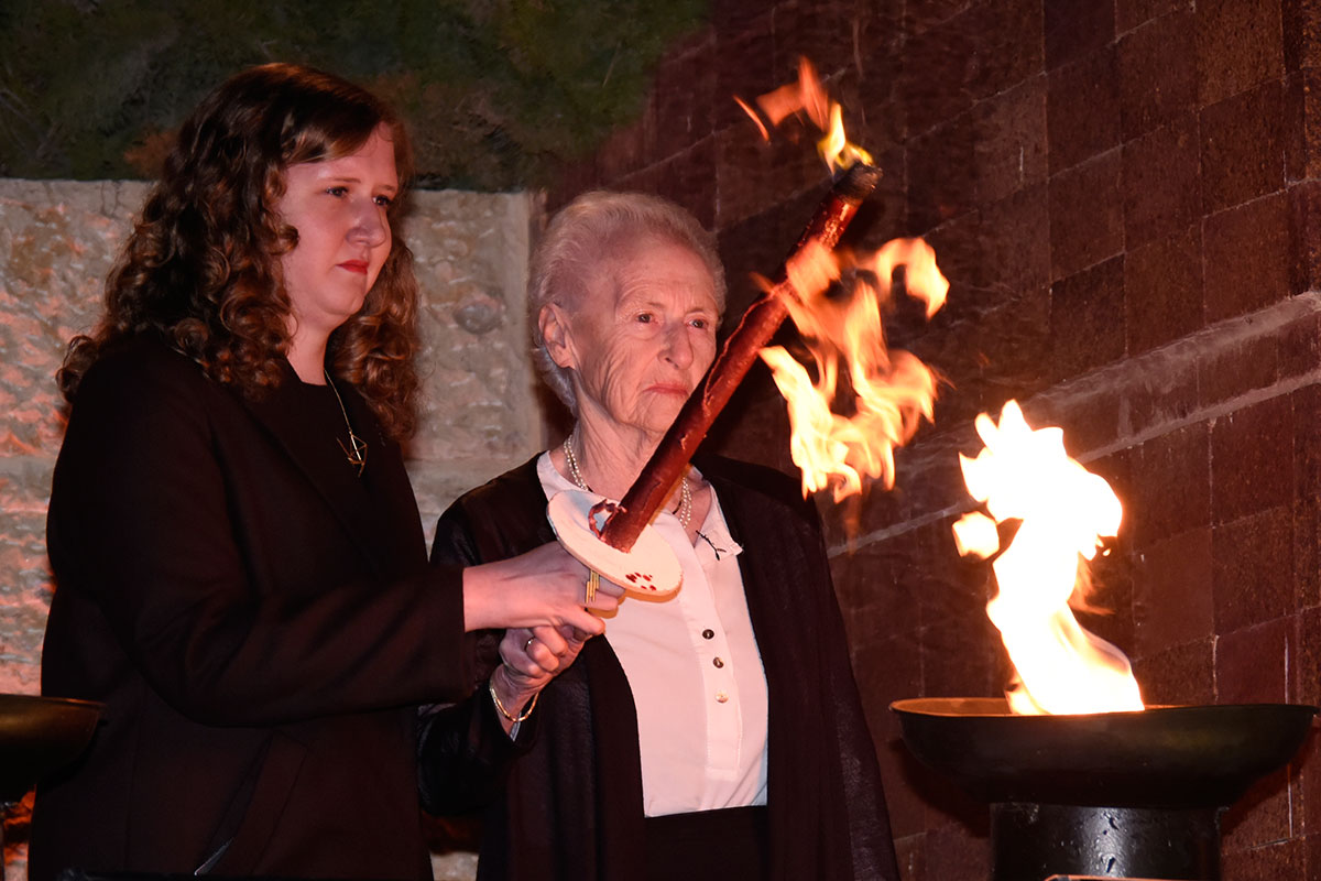 La sobreviviente del Holocausto Mirjam Lapid encendiendo una de las seis antorchas durante la ceremonia