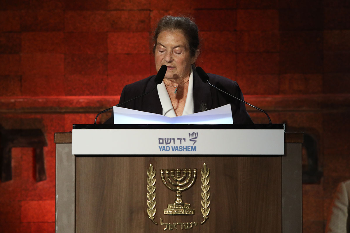 Zipora Nahir, representante de los sobrevivientes, haciendo uso de la palabra en la ceremonia de apertura oficial del Día de Recuerdo del Holocausto y el Heroísmo
