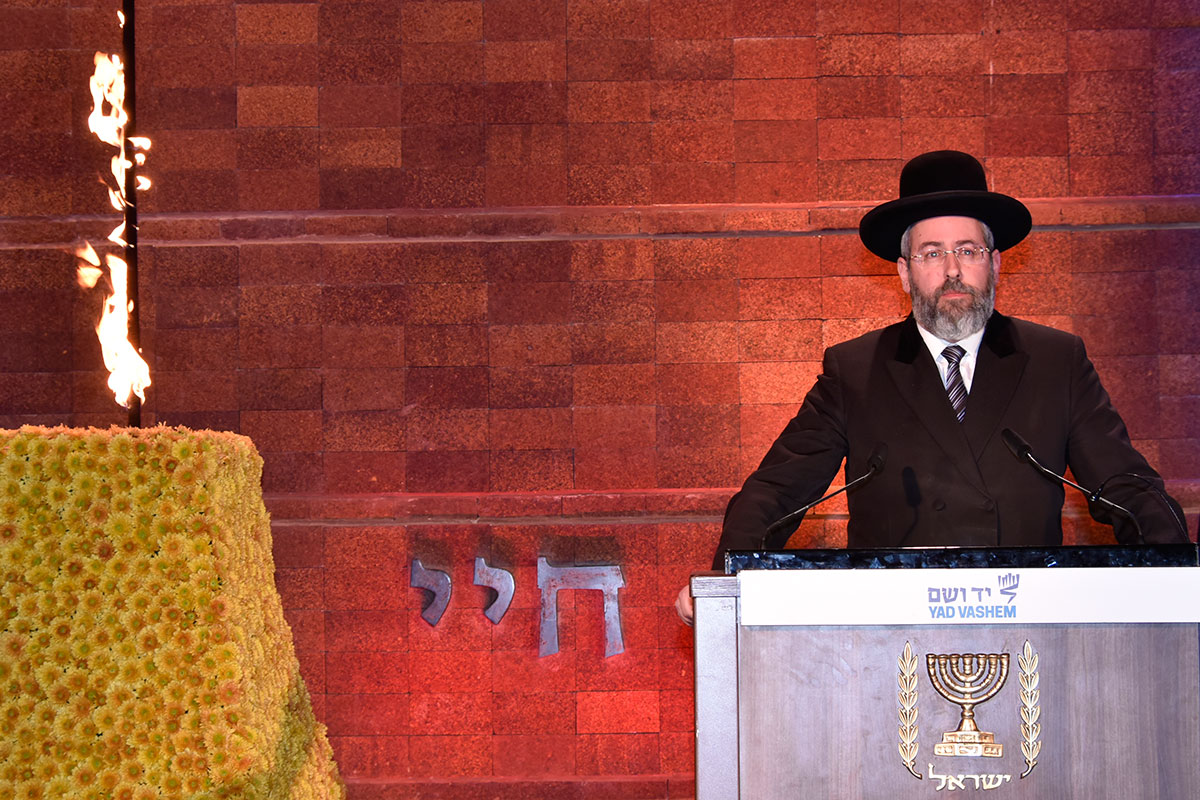 El Gran Rabino de Israel, rabí David Lau, recitando salmos