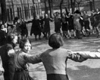 Niñas bailando en la calle, Berlín, Alemania.
Archivo fotográfico de Yad Vashem.
