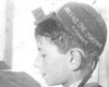 Un niño rezando con "tefilin" Lodz, Polonia.
Archivo fotográfico de Yad Vashem