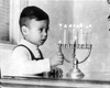Encendiendo las velas de Januká 
Archivo fotográfico de Yad Vashem.