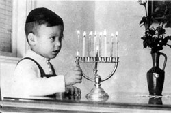 Encendiendo las velas de Januká
Archivo fotográfico de Yad Vashem.
