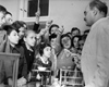 Clase de Química, maestro y alumnos en Letonia.
Archivo fotográfico de Yad Vashem