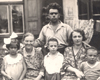 Familia en Livani, Letonia.
Archivo fotográfico de Yad Vashem.