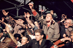 Multitud vitoreando a Hitler, Alemania, 1938. 
rarehistoricalphotos.com