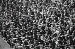 August Landmesser en la botadura de una nave de entrenamiento nazi, Alemania, 30 de junio de 1936 
rarehistoricalphotos.com