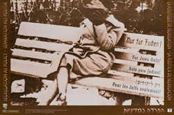 Un banco en un parque público con la inscripción "Sólo para  judíos"
Archivo fotográfico de Yad Vashem
“Y la historia no terminó así…” Yad Vashem, 1999.