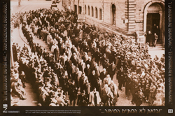 Judíos concentrados para ser transportados a Dachau, 1938.
Archivo fotográfico de Yad Vashem
"Y la historia no terminó así…" Yad Vashem, 1999.
