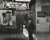 [Un joven está parado frente a un cartel: "Esta es la puerta a través de la cual llegarán los justos", Mukacevo, Rachov or Uzhorod]
Roman Vishniac
© Mara Vishniac Kohn, courtesy International Center of Photography