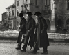 [Vendedores puerta a puerta retornan a sus casas para el descanso sabático, Mukacevo], ca. 1935-38
Roman Vishniac
© Mara Vishniac Kohn, courtesy International Center of Photography
