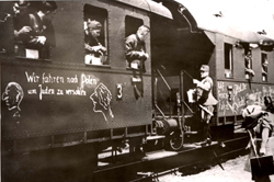 Soldados alemanes en camino al frente En el vagón dice: "Viajamos a Polonia para golpear a los judíos", septiembre de 1939.
Archivo fotográfico de Yad Vashem.