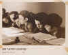 [Niños compartiendo sus libros en el Jeder (Escuela Elemental Judía), Brod, Czechoslovakia]
Roman Vishniac
© Mara Vishniac Kohn, courtesy International Center of Photography.