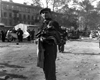 Un hombre vendiendo ropa en el Mercado del gueto de Varsovia.
Archivo fotográfico de Yad Vashem.