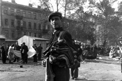 Un hombre vendiendo ropa en el
mercado del gueto de Varsovia.
Archivo fotográfico de Yad Vashem.