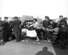 Vendiendo ropa en el mercado del gueto de Varsovia.
Archivo fotográfico de Yad Vashem.