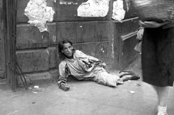 Una mendiga en el gueto de Varsovia.
Archivo fotográfico de Yad Vashem.