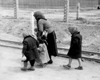 Una mujer y niños en camino a las cámaras de gas.
Archivo fotográfico de Yad Vashem.