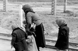Una mujer y niños en camino a las cámaras de gas.
Archivo fotográfico de Yad Vashem.