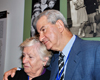 Andrée Geulen con uno de sus
sobrevivientes durante una visita al Museo
de Yad Vashem, 2007
Archivo de Yad Vashem